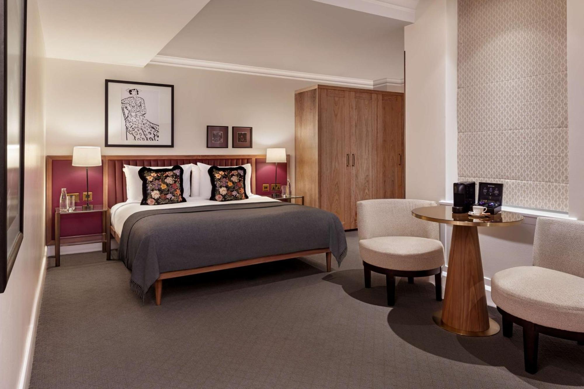The May Fair, A Radisson Collection Hotel, Mayfair Londres Extérieur photo A bedroom at the hotel